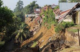 Menurut akhbar the star, dalam bencana tanah runtuh yang berlaku di rantau bukit kukus, 4 pekerja cedera. Empat Rumah Musnah Akibat Runtuhan Tanah Metrotv