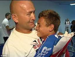 Jun 16, 2021 · tom daley treated fans to a rare snap of his son robbie on social media on tuesday. Can You Give Me A Cuddle Tom Daley Embarrassed By Father S Request During Press Conference Daily Mail Online