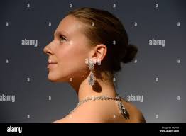 Un employé de Christie's modèles le miroir de l'amour diamond drop earrings  et et le Jardin d'Isabelle collier de diamants à leur showroom de Londres  Photo Stock