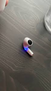 Are Airpods Supposed To Have A Blue Light Airpodspro