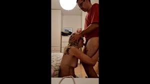 卡拉戴着眼镜。口交。。射在脸上。射在眼镜上