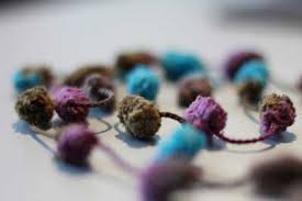 Sobald man sich mit den bommel angefreundet hat fällt das stricken auch nicht mehr so schwer. Hakeln Poppiger Schal Selbstgemacht Tippscout De