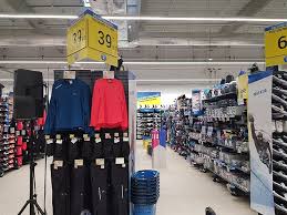 A fifter kifejezetten kispályás műfüves pályára, 5 az 5 elleni mérkőzésekhez a sandever a decathlon strandtenisz márkája. S A Deschis Noul Mall In Satu Mare Cu Decathlon Èi Casa Rusu