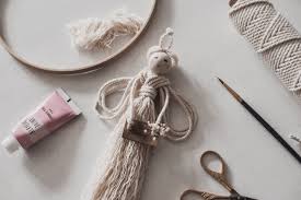 Auf makramee anleitung möchte ich dich mit dieser makrameeliebe anstecken. Diy Makramee Engel Julies Dresscode