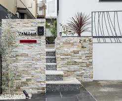 自然石ボーダータイル門柱のある外構 施工事例 外構 お庭工事 デザイン 風知蒼 家の外壁 外観 住宅 モダン 門柱 タイル