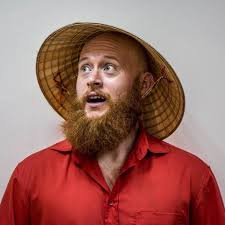 Chuyện ít người biết về chàng trai Tây mặc đồ chị em, ôm gà "gây bão” đường  phố Sài Gòn