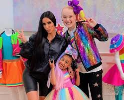 Jojo siwa is a 15 year old american dancer, singer, actress, and trvid personality. Jojo Siwa 21 Facts About The Youtuber You Should Know Popbuzz
