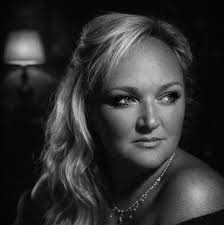 What is an appropriate tip for Black Cabbies and Bell hops in the UK?