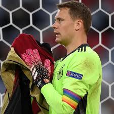 Manuel neuer spielt bei der em 2021 mit einer kapitänsbinde in regenbogenfarben. Lpf7 E2dxcjewm