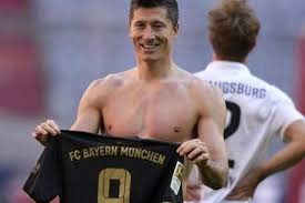 Robert lewandowski hat unmittelbar nach seinem torrekord noch einmal die leistung seines robert lewandowski jubelt mit der torjägerkanone für die meisten bundesligatore in der saison. Qrbqlgnb8qhorm