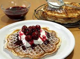 Brusseler Waffeln Rezept Mit Hefeteig Hefe Waffeln Kirschen Und Schlagsahne