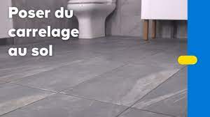 Vous avez la possibilité de démarrer le carrelage en partant du centre ou alors commencer la pose à partir de l'axe (de l'entrée principale). Comment Poser Du Carrelage Sol Castorama Youtube