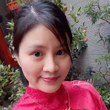 Which picture of Elsa amigurumi do you like better?