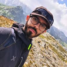 Mentre mezzo mondo balbetta, giustifica, si gira dall'altra parte o  applaude, Pedro Sánchez ha scelto ancora una volta il coraggio. E così,  nell'ignavia dell'Europa e dei governi occidentali, ha condannato con parole