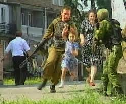 Казбек мисиков смотрел на бомбу, висевшую над его семьей. Gore Kotoroe Zastavilo Rydat Ves Mir Tragedii V Beslane Gde Pogibli 333 Cheloveka 15 Let