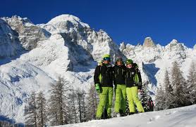 Im skigebiet civetta, zwischen alleghe und zoldo, gibt es viele veranstaltungen verschiedenster arten, von denen die beliebtesten das. Ski Und Snowboard Schule Val Di Zoldo Funny Ski
