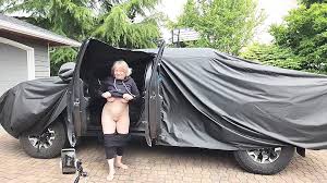 얼굴 보여주는 아마추어 아내의 야외 노출 Showing your face is the way to go