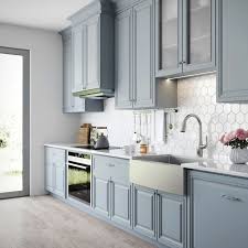 Choosing New Kitchen Cabinets If You Are Kitchen Remodeling Armoires De Cuisine Bleues Evier De Cuisine De Ferme Armoires De Cuisine Grises