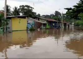 Problemas globales como el incremento de la urbanización, la deforestación con la degradación de los ecosistemas y la variabilidad en el clima, suponen amenazas que contribuyen en la vulnerabilidad de nuestro suelo. Emergencia En Peru 15 000 Personas Evacuadas Por Graves Inundaciones As Usa