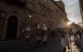 La settimana santa di enna è costituita da una serie di manifestazioni religiose derivanti da antiche tradizioni di origine spagnola che si tengono annualmente nella città siciliana. Settimana Santa Ad Enna La Piu Suggestiva D Italia Unesconet