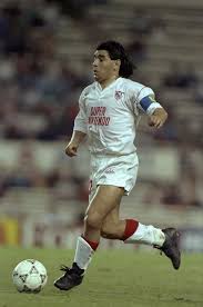 Una Melena Prominente Al Viento En Su Paso Por El Sevilla De Espana Diego Maradona Fotos De Futbol Fotos De Messi