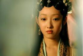 Jiang Mengjie took photos of the beach in Sanya, exposed her good figure in  a tube top and tight swimsuit, and her white and long legs seized the  spotlight