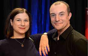 • programledaren malou von sivers och författaren sigge eklund • journalisten kristin lundell och journalisten johan hilton • sportjournalisten. Har Ar Deltagarna I Hostens Sasong Av Pa Sparet Cafe Se