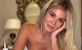 Diletta leotta è senza dubbio una delle personalità vip più in vista del momento. Diletta Leotta Con Indosso Solo Un Asciugamano E I Fan Impazziscono Il Tempo