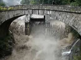 Es legte den grundstein zu einem wirkungsvollen schutz vor überschwemmungen. Jahrhundert Hochwasser August 2005 Simme In Wimmis Schweiz Youtube