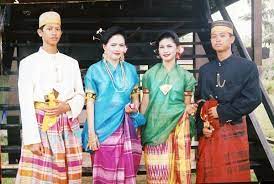 Tipu daya, mungkin berhasil untuk sementara, tetapi kebenaran tidak akan hilang. Kumpulan Pepatah Bugis Sastra Klasik Bugis Bagian 5 Pendidikan Digital Marketing Bisnis Online Internet Marketing Dan Sejarah Seni Budaya Sastra Bugis