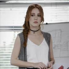 Mersin üniversitesi opera bölümünden mezun oldu. Elcin Sangu Dizilah