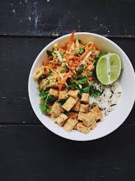 Tofu Croustillant Et Legumes Aromatiques Avec Salade De Panais Et Carotte Au Lait De Coco Et Gingembre Crispy Tofu With Coconut And Lime Grated Parsnip And