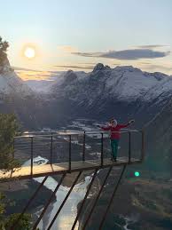 Classed as a moderate hike, the last part is steep and a chained section to hang on for grip. God Jul Fra Rampestreken I Andalsnes Vg Protokoll