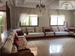 Salon marocain en l, dimensions 2.10m/210m /0.75m socle en bois massif sculpté avec motif beldie avec 2 accoudoirs et dossier et une table de coin 6 grands coussins et 3 petits coussins de décoration, 2 assises banquettes à ressorts Salon Marocain Salon Marocain Moderne Decoration Tapisserie Hakim Moroccan Living Room Morrocan Living Room Pinterest Home Decor Ideas