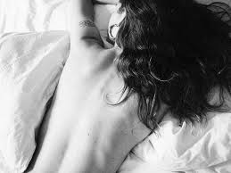 Dormir desnuda: 10 razones por las que es muy buena idea (incluido quemar  más calorías) | Vogue España