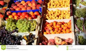 See more of les fruits et légumes frais on facebook. Un Bon Nombre De Boites A Fruit A Vendre Sur Le Marche De Fruits Et Legumes Photo Stock Image Du Legumes Marche 99712872
