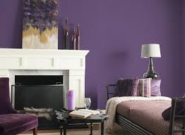 Zusammen mit orange bekommt das wohnzimmer einen jugendlichen stil, der dennoch geerdet wirkt. Die Farbe Lila In Der Modernen Einrichtung 59 Beispiele Fur Gelungene Interieurs