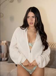 Karina Guerreros racy bikini pics will blow your mind! - DailyBase.com - EN