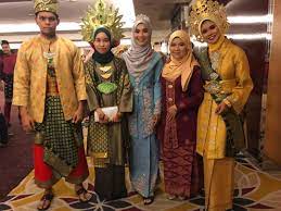 Di sini diketengahkan pakaian tradisional etnik utama di sarawak, iaitu kaum bidayuh di daerah bau, sarawak. Paling Keren Sewa Baju Dinner Tema Tradisional Lamaz Morradean