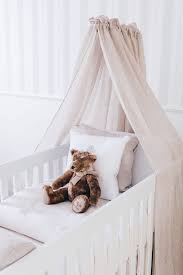 nid douillet pour bebe ce lit evolutif reglable en deux hauteurs grandira en meme temps que votre p decoration chambre bebe deco chambre bebe tour de lit bebe