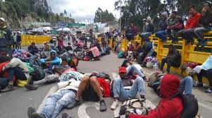 El gobierno ordenó desplegar militares. El Paso Entre Ecuador Y Colombia Es Bloqueado Por Venezolanos El Diario Ecuador