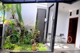 Terkait itu kami berikan aneka photo taman rumah minimalis yg kami nilai bisa memberi. Desain Taman Penyejuk Di Dalam Rumah Eksterior Rumah 190