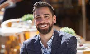 Ancak ünlü ve yakışıklı oyuncunun biyografisi ve eşi ve kardeşleriyle ilgili detaylar merak ediliyor. Who Is Kadir Dogulu Height Age Tv Series Family Artofit