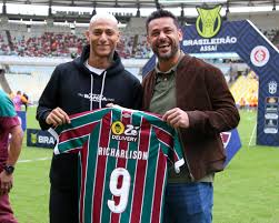 Ovacionado no Maracanã, Richarlison ganha camisa e vibra com vitória do  Flu: “Sou muito grato” — Fluminense Football Club