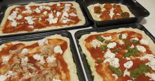 Posizionate la pizza su una pala forata, adatta a far cadere la farina in eccesso, e con un colpo deciso, spostate la pizza sulla pietra refrattaria bollente. La Ricetta Di Anna Maria La Pizza Fatta In Casa