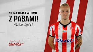 Cracovia będzie miała do swojej dyspozycji siedem boisk treningowych, wśród nich cztery pełnowymiarowe boiska trawiaste, jedno pełnowymiarowe ze sztuczną nawierzchnią, boisko z halą. Budowa Cracovia Training Center W Racznej 01 06 2020 Youtube