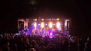 Des routes qui se dessinent, des destins qui se croisent, une bande de copains qui se prennent à rêver ensemble… voilà l'histoire du trottoir d'en face: Le Trottoir D En Face Le Cri Du Coeur Hq Youtube