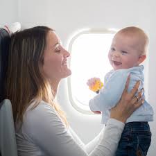 Ein gesundes, am termin geborenes neugeborenes darf bereits ab dem achten lebenstag „abheben. Fliegen Mit Baby Diese Tricks Machen Die Reise Angenehmer