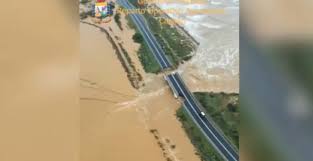 Orice element ar fi cedat, ar fi dus la prabusirea totala. IncÄƒ Un Pod S A PrÄƒbuÈ™it In Italia Video Europa Fm