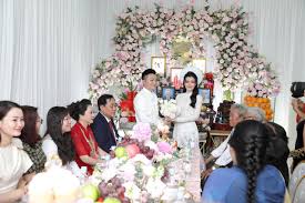 Bà phương hằng cho hay ông dũng lò vôi là người độc tài nên mới thành công. Toan Cáº£nh Ä'am Há»i Sieu Kin Tiáº¿ng Cá»§a Con Trai Ba PhÆ°Æ¡ng Háº±ng Vá»£ Ong DÅ©ng Lo Voi Táº¡i Binh DÆ°Æ¡ng Gia Ä'inh Co Dau Láº§n Ä'áº§u Ä'Æ°á»£c Tiáº¿t ÊŸá»™ Khiáº¿n